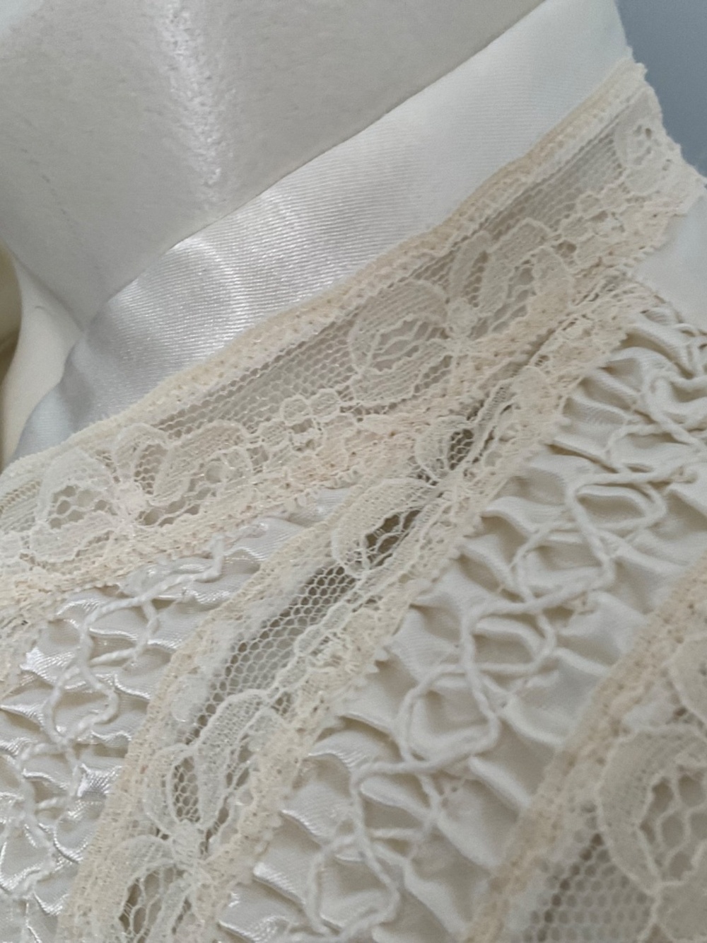 Barbizon cream night gown,M. - Picture 4 of 7